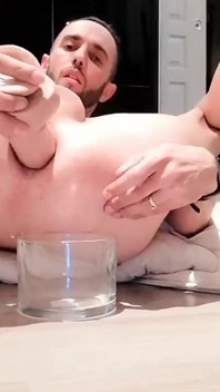 Clarabitch tvrdě šuká s velkým robertkem po vložení jídla do zadku jeho děvky