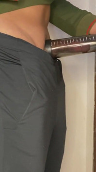 Madrastra amamantando una gran polla, usando su bomba pene y haciendo su polla un gigante.