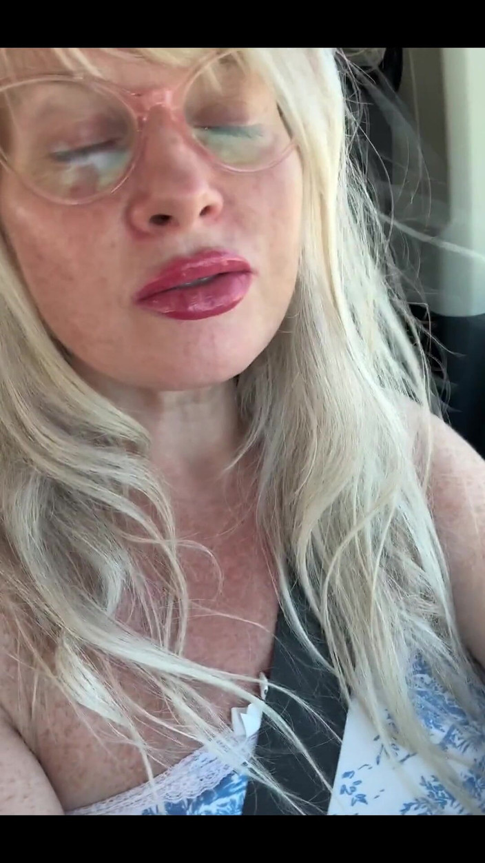 PaintedRose: Můžeme? Vytáhni to na zadním sedadle?