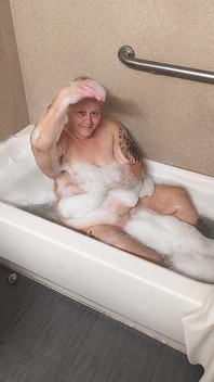 淫荡的泡泡女郎在浴缸里玩肥皂调教她摩擦的阴户
