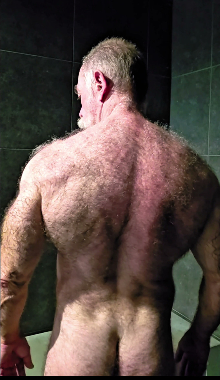 JackvanDean: Behaarte dilf zeigt körper