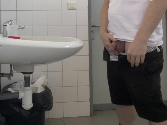 AmateurBoysPissing: Kerel neemt een urinemonster in de toiletten van een ziekenhuis