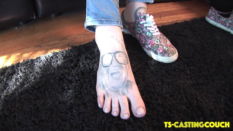 TS Casting Couch: Cadence kline si cewek seksi bertato!