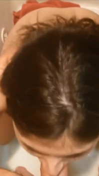 Amateur milf da mamada facial y mea en boca