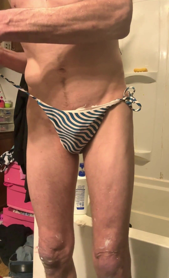 Feeling sexy today crosdressing: Travestito Indossa Bikini Blu E Bianco