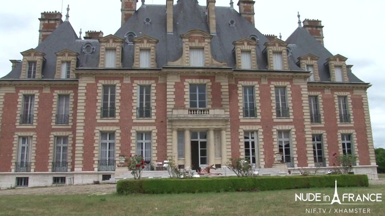 Nude in France: Amateur Franse hottie huiseigenaar neukt haar tuinman in de achtertuin