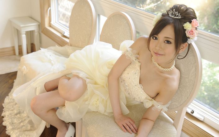 Go Sushi: Bystig japansk modell knullad på scenen med bröllopsklänning