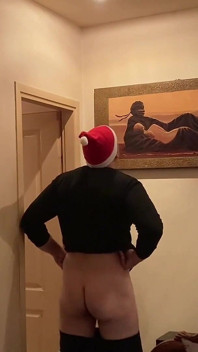 Dorosły mężczyzna pokazuje swój tyłek