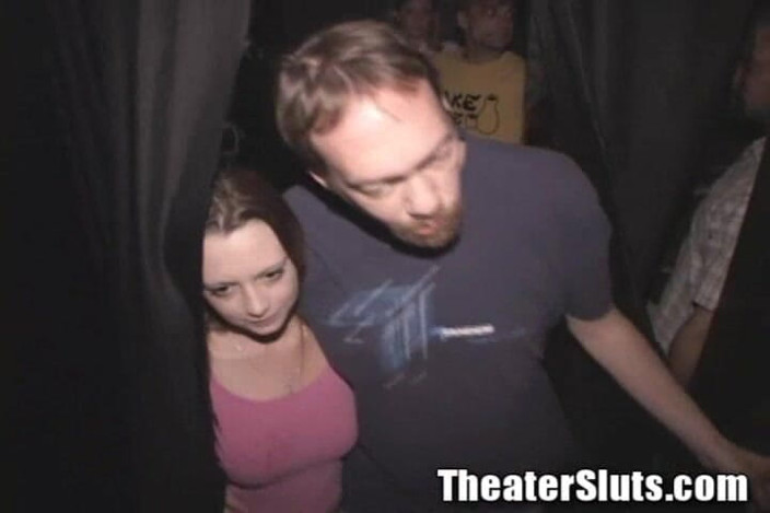 Theater Sluts: Анальную тинку хорошенькую девушку трахнули в гэнгбэнге с трахом в задницу шлюшки с симпатичными сиськами