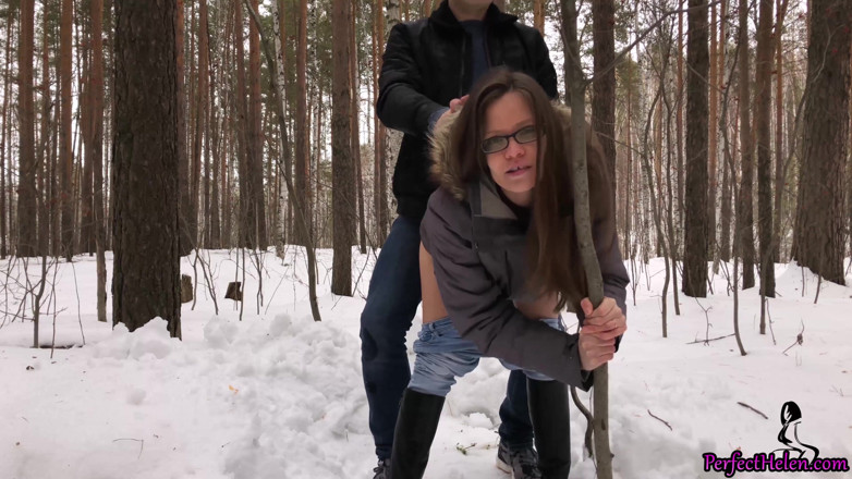 PerfectHelen: Tonåring djupt sugande och sensuellt knull i skogen - utomhus
