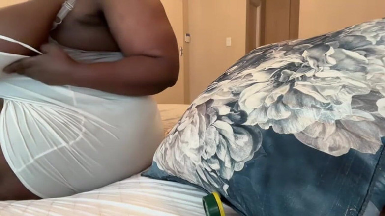 Legendary Booty Overdose: รุ่นแม่น่าเย็ดผิวดําเล่นนม