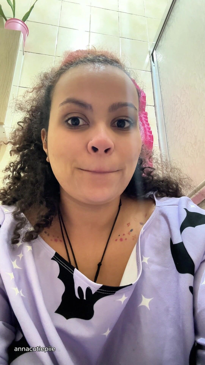 Cutiepiie Chubby: Une fille intolérante au lait gazeux dans les toilettes et...