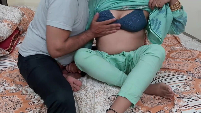 QueenbeautyQB: Bazen Hintli desi yenge kocasıyla sohbet ediyor