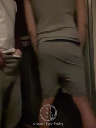 AmateurBoysPissing: Tarde En La Noche, Calle Vacía, Beber Demasiado... ¡un Chico Hetero...
