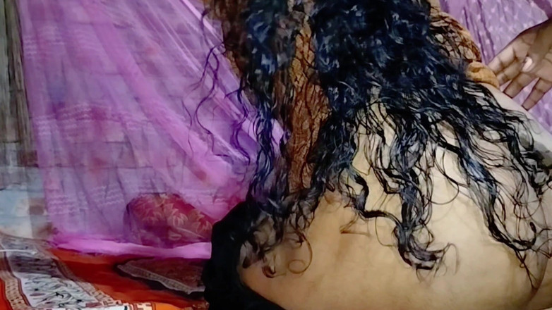 Deshi women: デジ村の女の子タスニームは、後背位で初めての痛いセックスをします