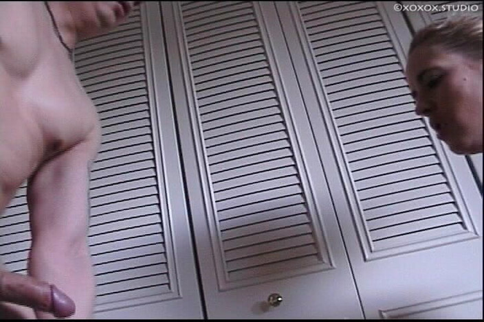 XOXOX: La sexy kyla young succhia un grosso dildo e poi...