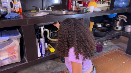 SugarPose: Ahnungsloser Klempner Cassandra Versucht, Die Pfeifen Zu Reparieren