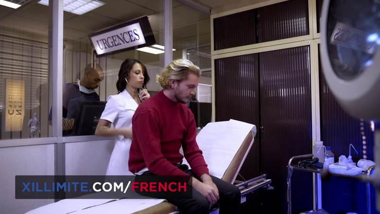 French girls at work: 热辣护士对医生感兴趣