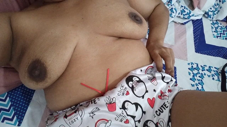 PATY PATY: 一个发情的婊子因为展示她的阴户被牛奶弄湿了