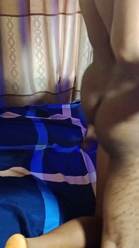 Anale cumshot voelt zo goed als ze wil dat je al je melk in haar kont laat