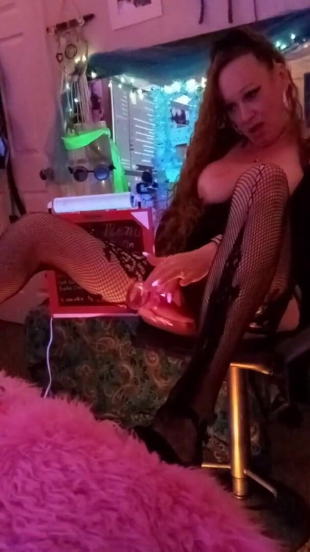 Kittys lounge: kitty loves to squirt live