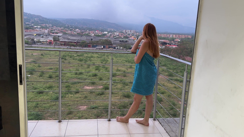 LILY_PUP: 私のラテン系の義理の姉が彼氏に素敵な写真を送っているのを見つけたので、彼女を非難しないように、彼女は私に素敵なセックスをさせてくれます