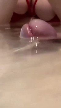Ze dompelde zijn ballen in heet water om ze sneller te legen