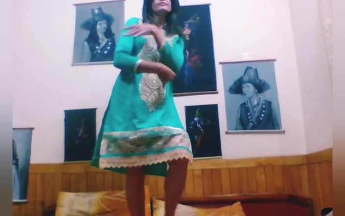 Bolly Karma: Tante paling menggemaskan yang pernah ada dientot sama kontol besar...