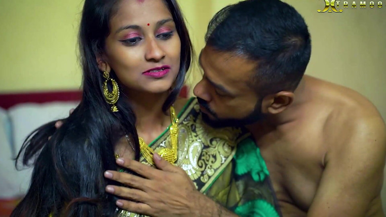 Queen star Desi: Un beau mari sexy baise sa femme quand elle est...