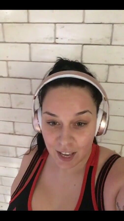 Anastasia Lux: 在健身房锻炼...有氧运动先于举重，是的，我每周训练 5 次，每次训练 2 小时