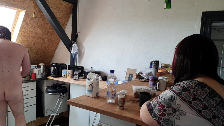 Femdom-Team-German: Limpiando la cocina con huevos fijos, las tareas domésticas con...