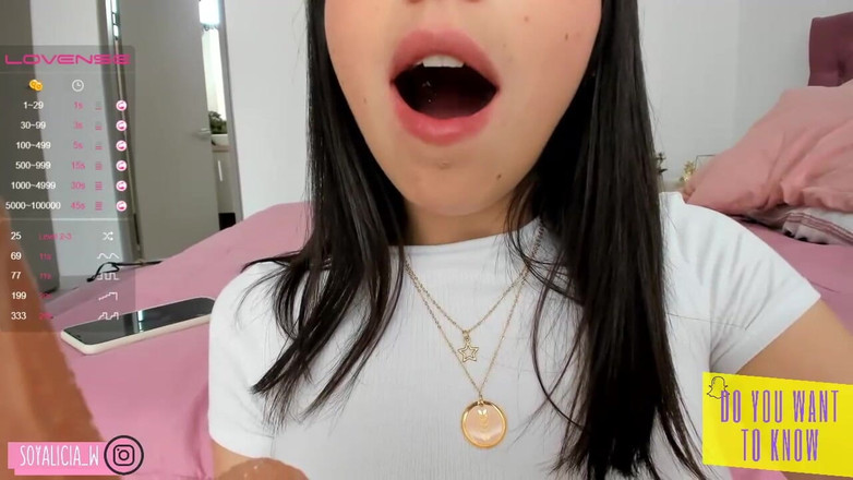 Cute Alice: Roztomilá Alice klečí před vámi, její tvář zbožní tvého ptáka,...