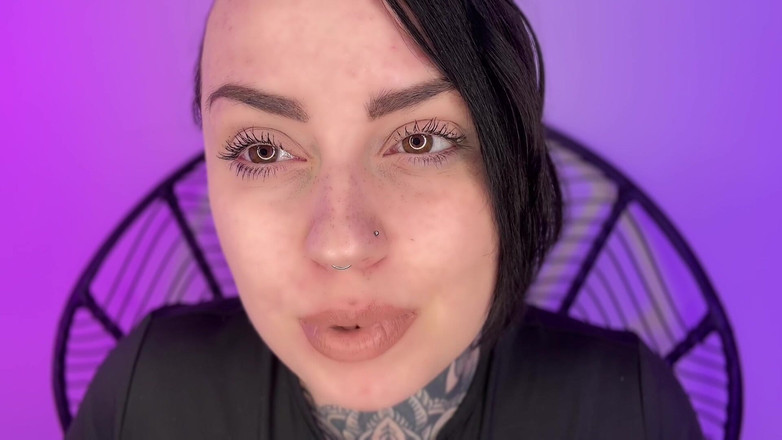 Miss Valentina: Adorare a mănușilor de buze