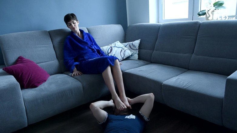 Czech Soles - foot fetish content: 新房客需要让她的赤脚尽快被崇拜