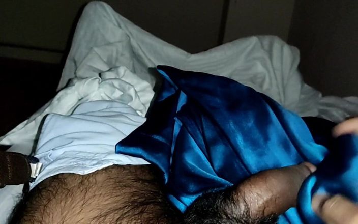 Satin And Silky: Saténové hedvábné honění porno - mrdka na saténový hedvábný modrý oblek...