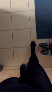 POV: Gehen in schwarzen strumpfhosen