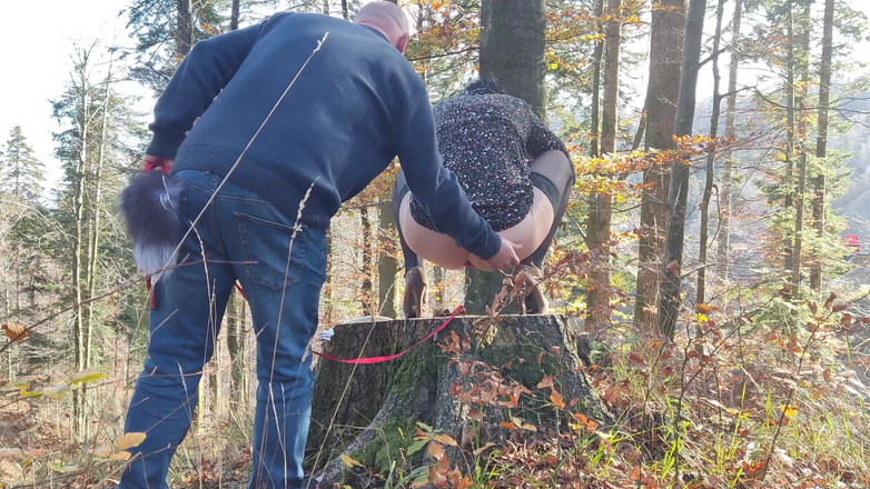 Toilet Mommy: Nel Disperato Tentativo Di Fare Pipì All'aperto Deve Fare Pipì...
