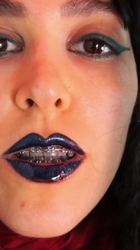 Goth dark Blue Lipstick dan Glossy Lips