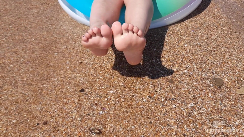 Mistress Legs: Gospodyni nogi na boso na letniej plaży morskiej