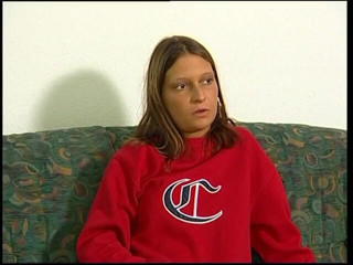 Lucky Cooch: Bruna tatuata si toglie i vestiti e mostra il suo...