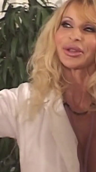 Blond milf sjuksköterska tar läkare djupt i doggy