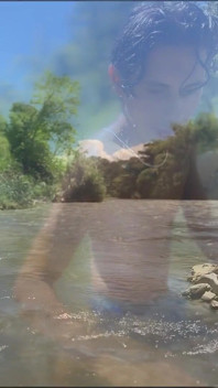 Una giornata estiva, ragazzo femboy si gode da sola al lago