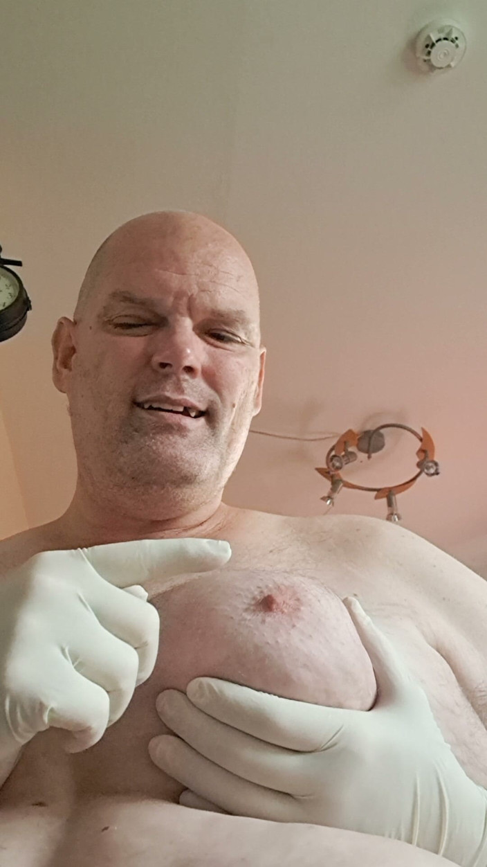Fickspecht: Titten Untersuchung Bei Der Schlampe