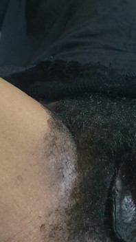 Eine heiße MILf und behaarte muschi in nahaufnahme masturbieren