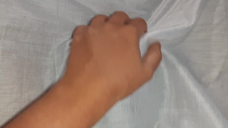 Lesbian-candys: Notre coloc timide nous a réveillés avec un cunnilingus, trio...