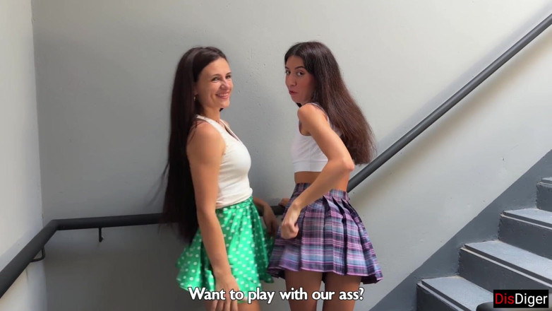 Dis Diger: Student Girls Pick up Guys at Starbucks and Invite Them...