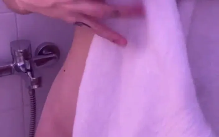 Abzalova Viola: Blonde Washes up in the Shower and Squirts