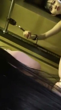 色白の無垢な美女がペニスを懇願 - 無修正のクリームパイ