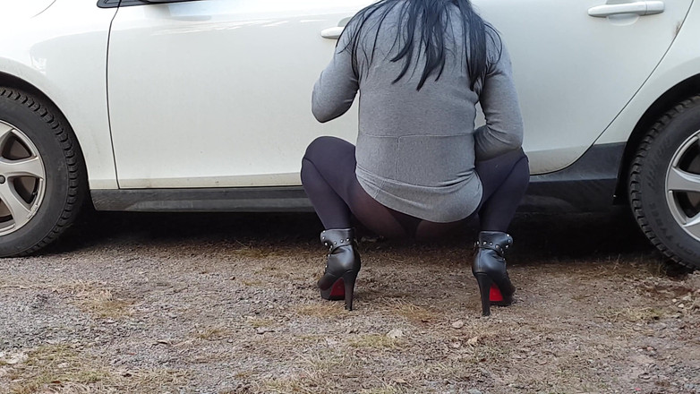 SaraSub75: Buang air kecil di pantyhose saya