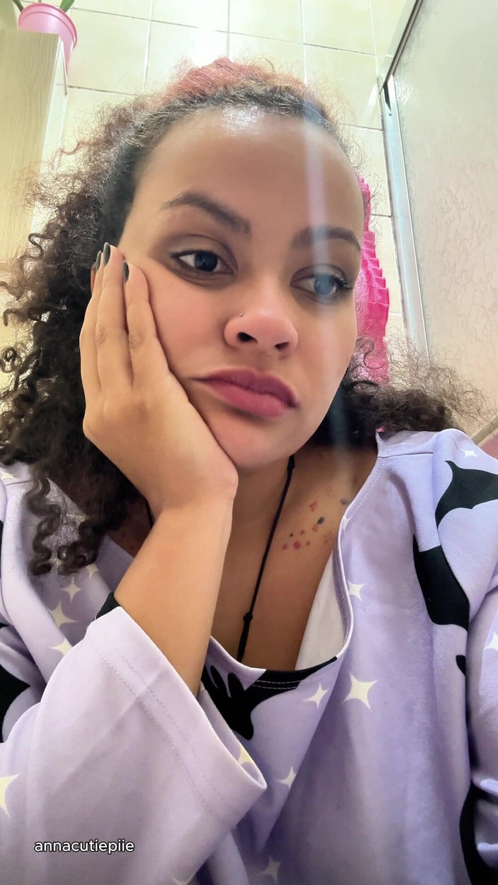 Cutiepiie Chubby: Plynsy mléčná intolerantní dívka na záchodě a prdění